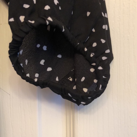 Black & White Flowy Top with Cold-shoulder - Picture 5 of 7